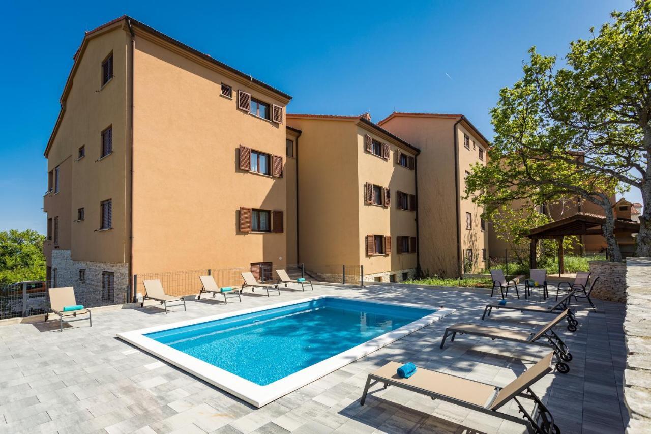 Apartments Cesare With Shared Pool Ližnjan Kültér fotó