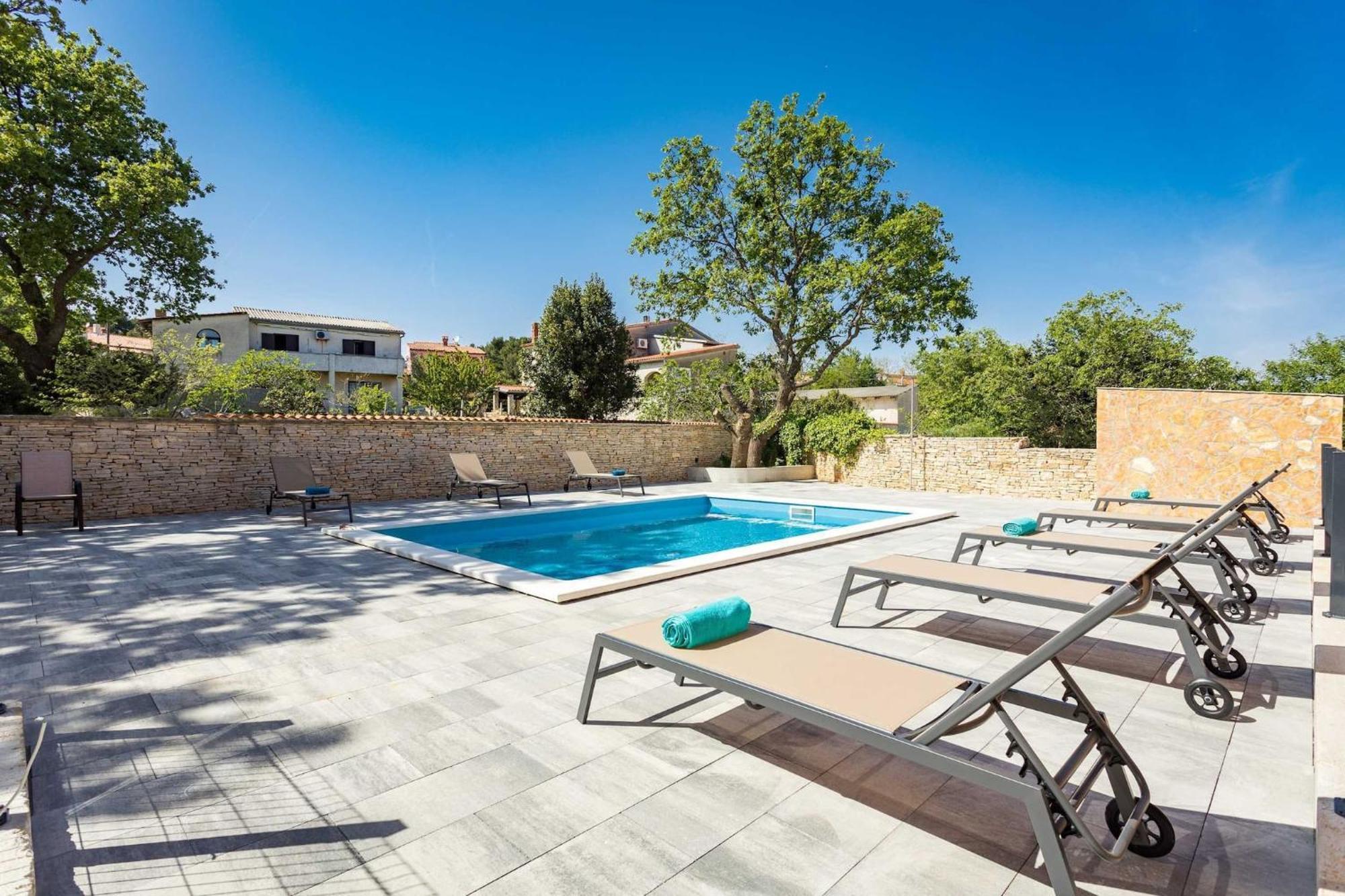 Apartments Cesare With Shared Pool Ližnjan Kültér fotó